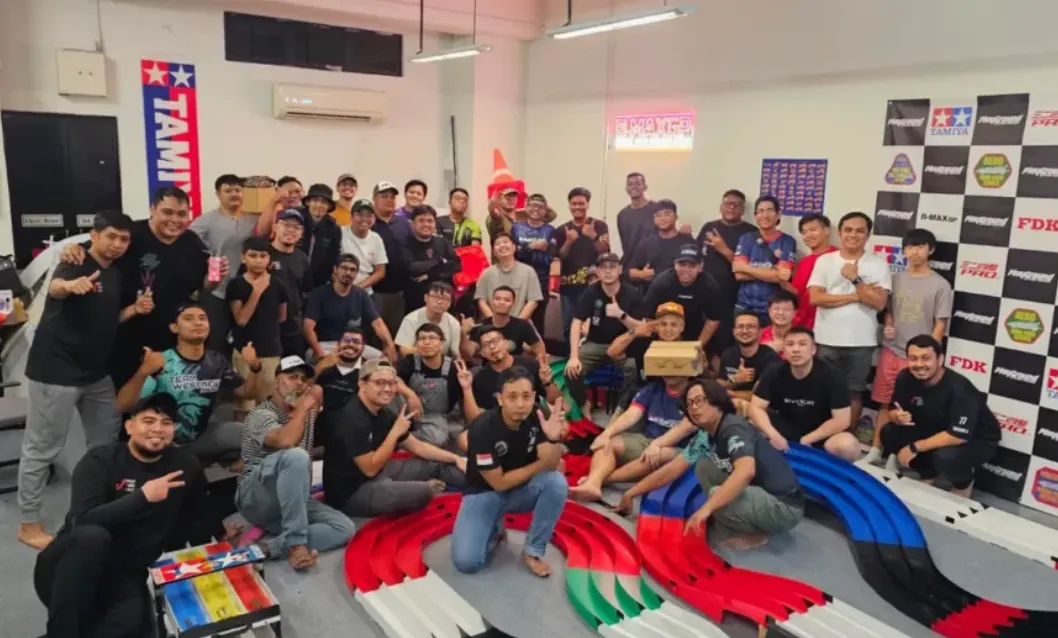 Enthusiasts racing Tamiya Mini 4WD cars at The Playground Hobby Store Singapore, featuring the latest 2026 track layout and tuning kits.